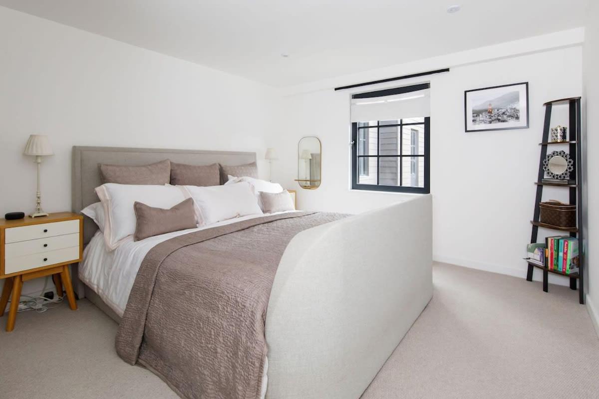 Stylish City Centre Apartment With Sauna チチェスター エクステリア 写真