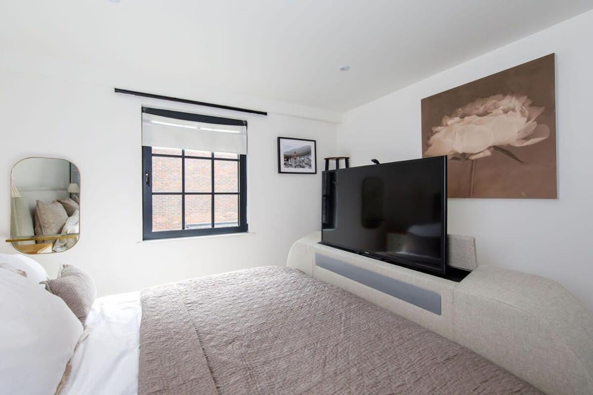Stylish City Centre Apartment With Sauna チチェスター エクステリア 写真