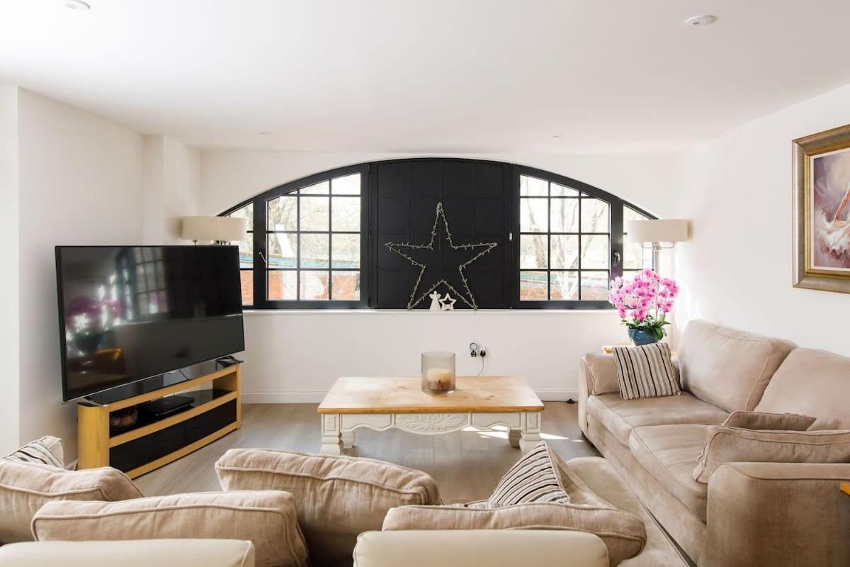 Stylish City Centre Apartment With Sauna チチェスター エクステリア 写真